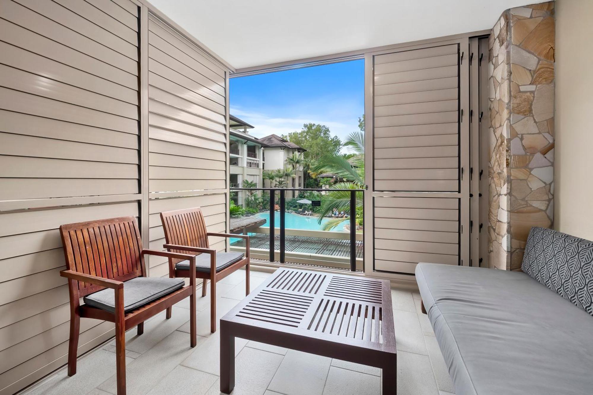 Private Apartments In The Temple Beachfront Resort Palm Cove Ruang foto