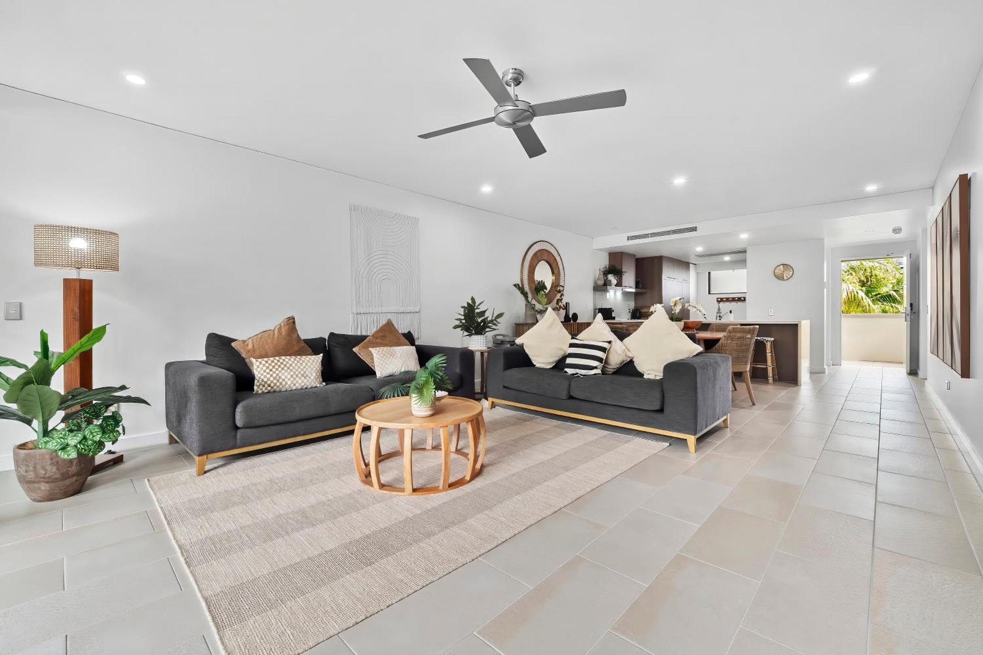 Private Apartments In The Temple Beachfront Resort Palm Cove Ruang foto