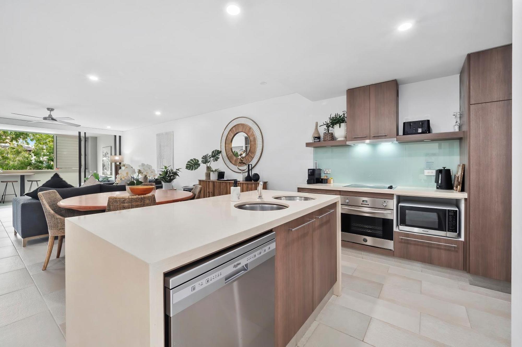 Private Apartments In The Temple Beachfront Resort Palm Cove Ruang foto