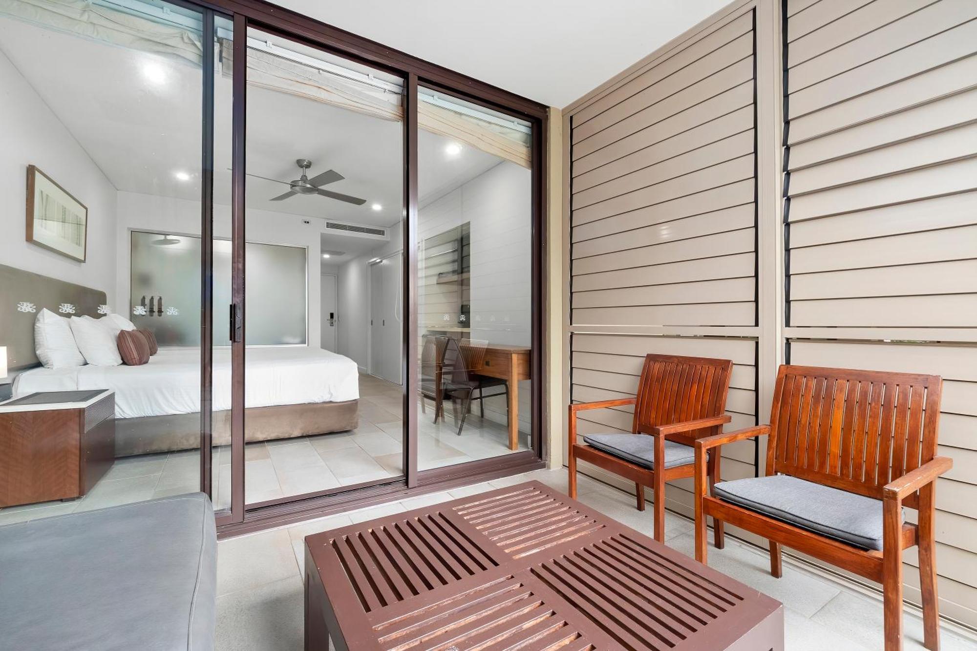 Private Apartments In The Temple Beachfront Resort Palm Cove Ruang foto