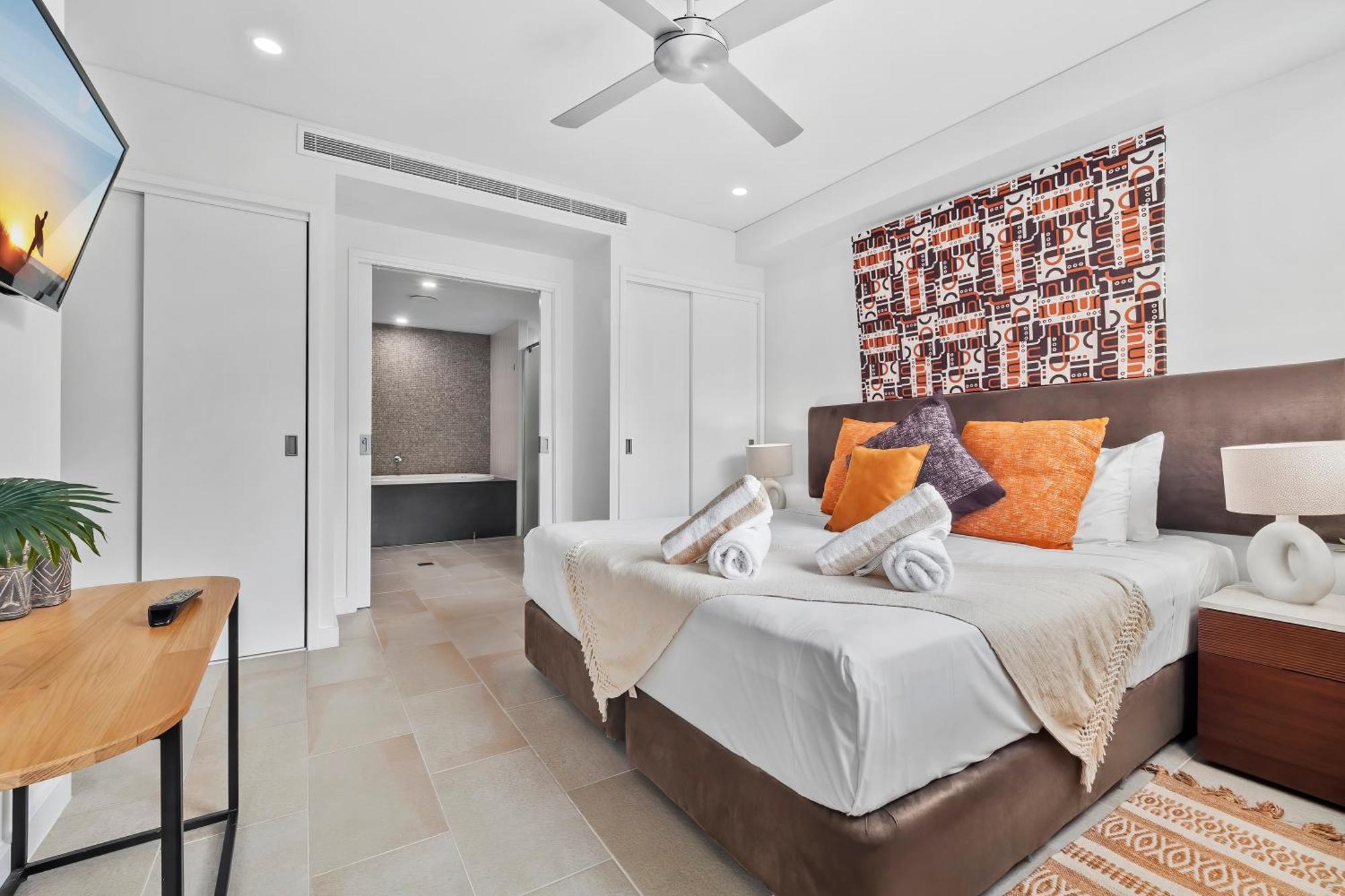 Private Apartments In The Temple Beachfront Resort Palm Cove Ruang foto