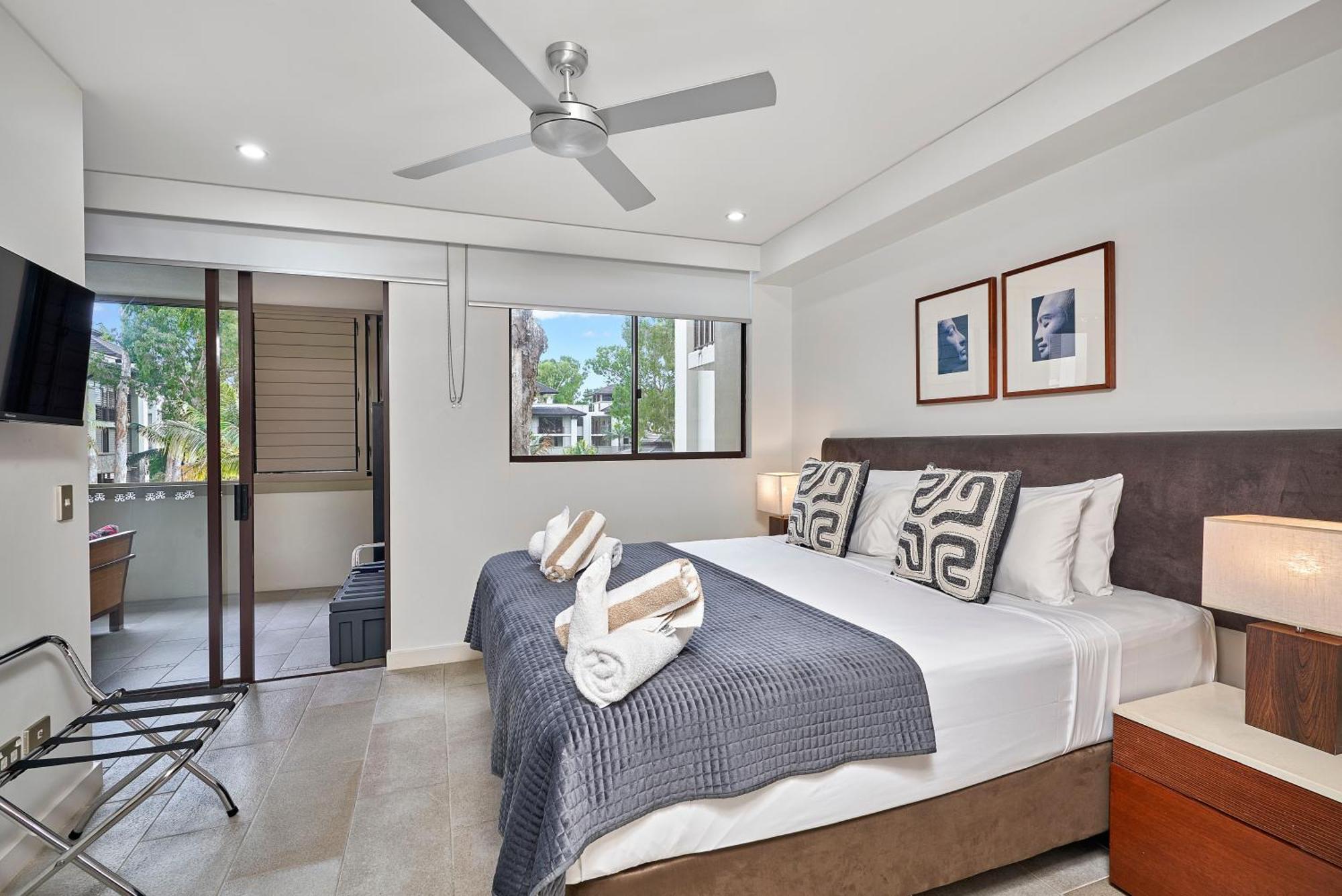 Private Apartments In The Temple Beachfront Resort Palm Cove Ruang foto