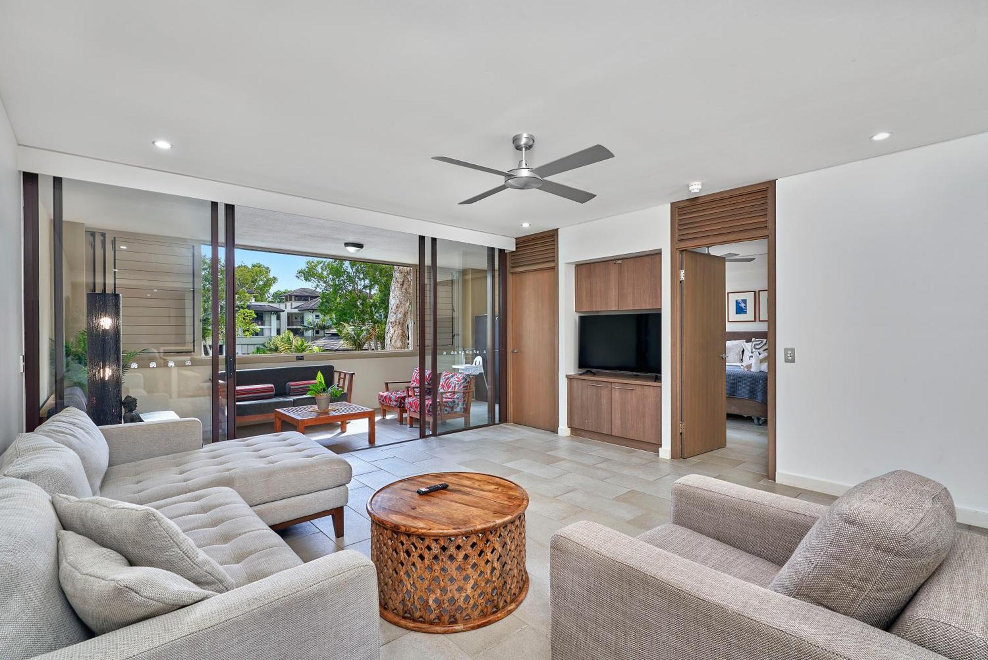 Private Apartments In The Temple Beachfront Resort Palm Cove Ruang foto