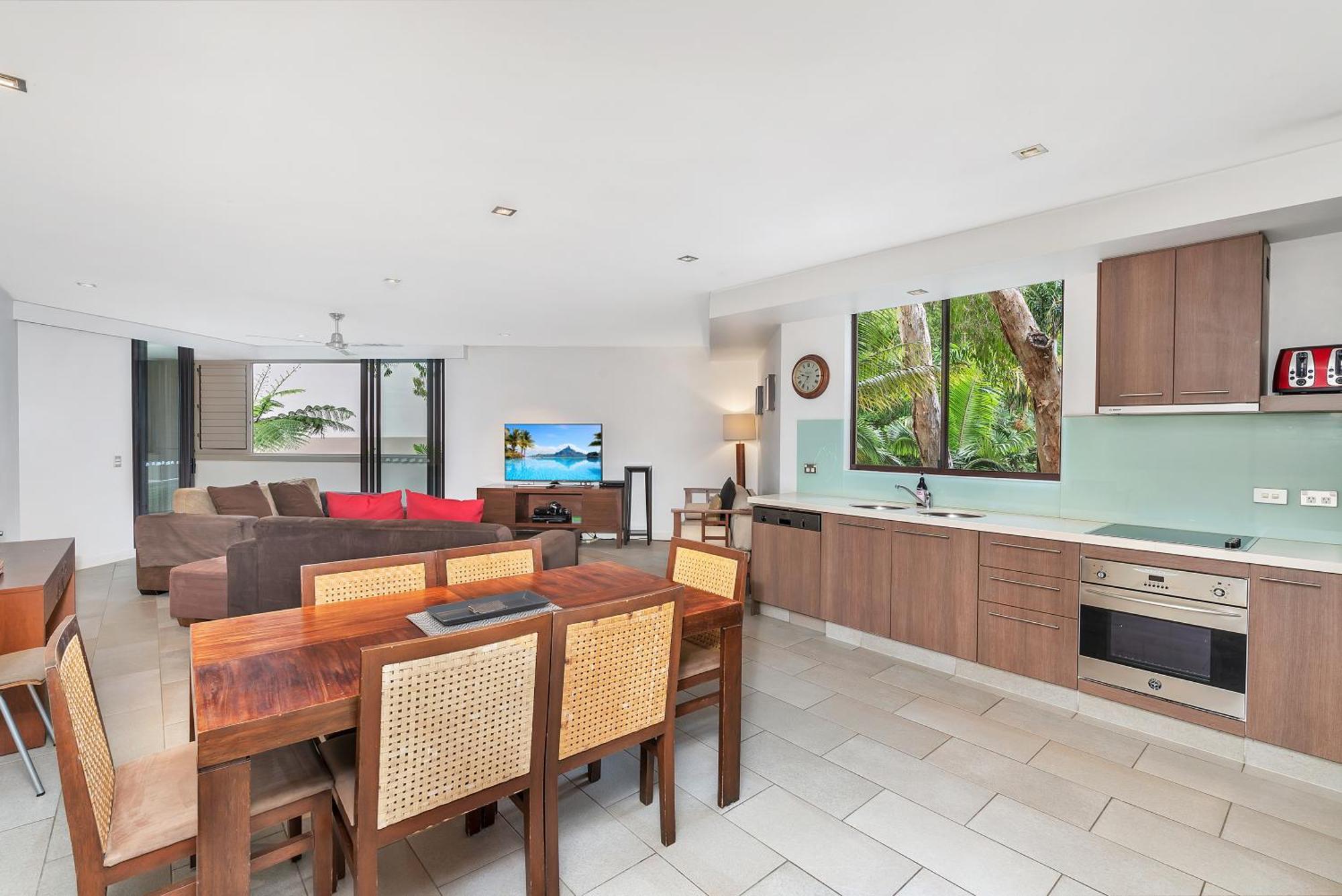 Private Apartments In The Temple Beachfront Resort Palm Cove Ruang foto