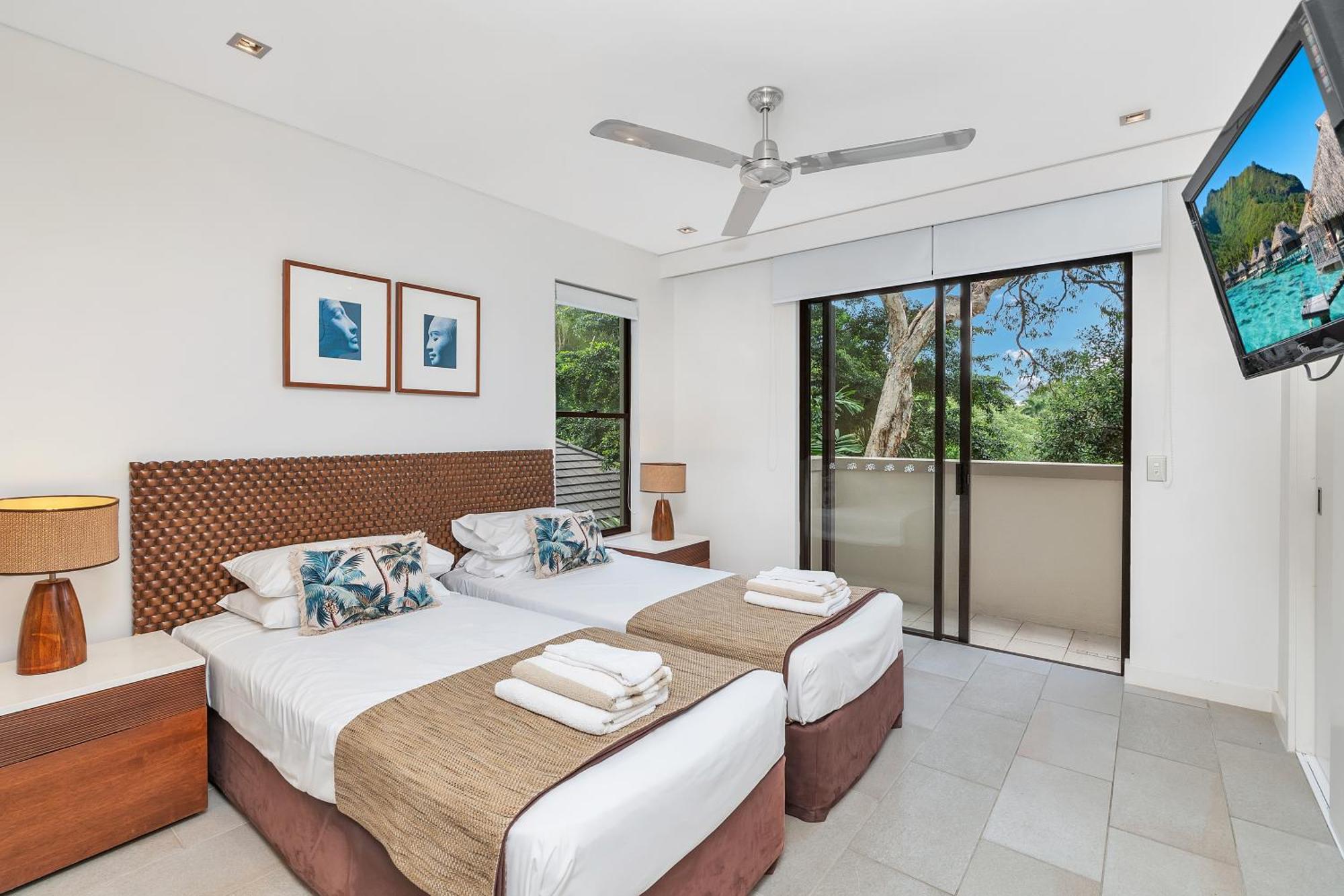 Private Apartments In The Temple Beachfront Resort Palm Cove Ruang foto