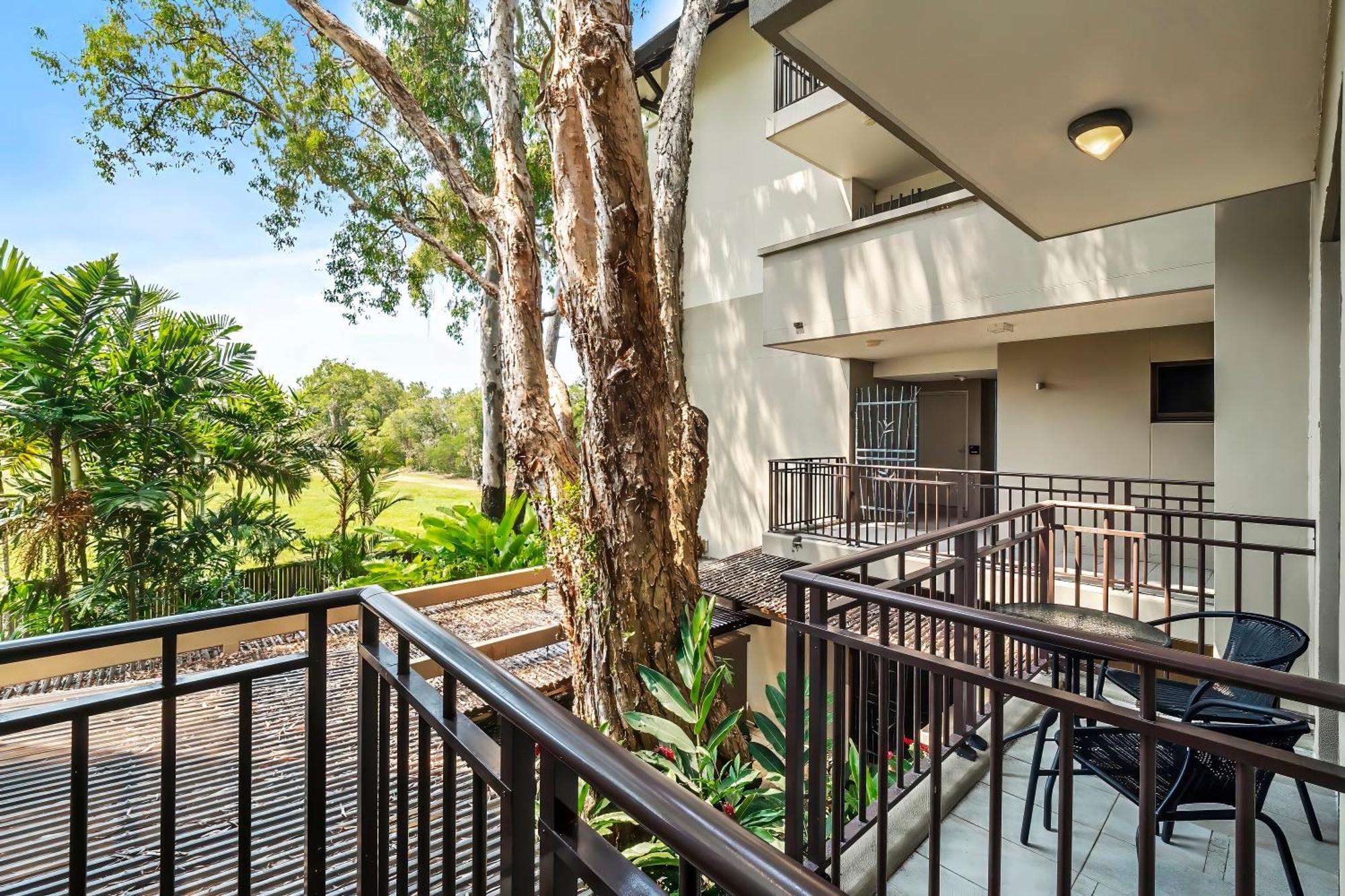 Private Apartments In The Temple Beachfront Resort Palm Cove Ruang foto