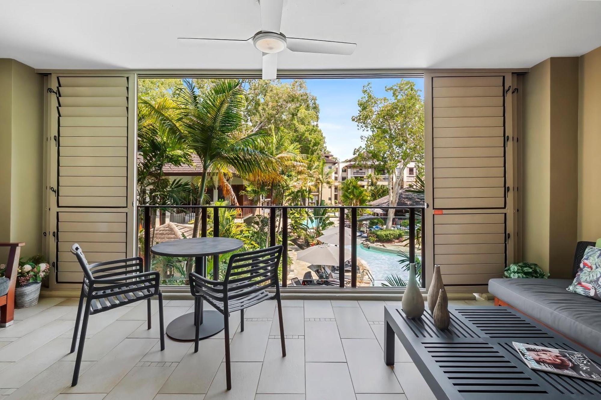 Private Apartments In The Temple Beachfront Resort Palm Cove Ruang foto