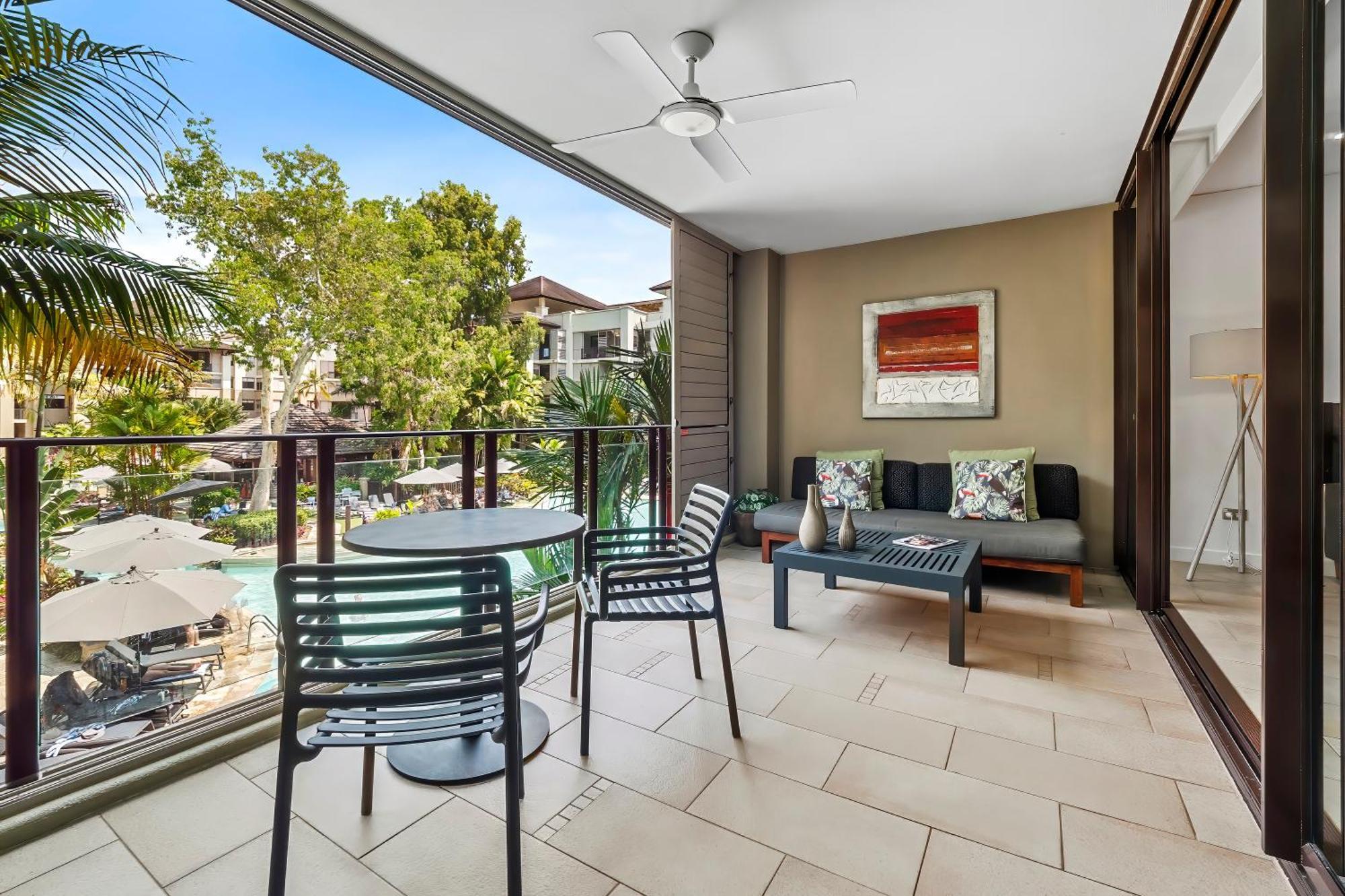 Private Apartments In The Temple Beachfront Resort Palm Cove Ruang foto