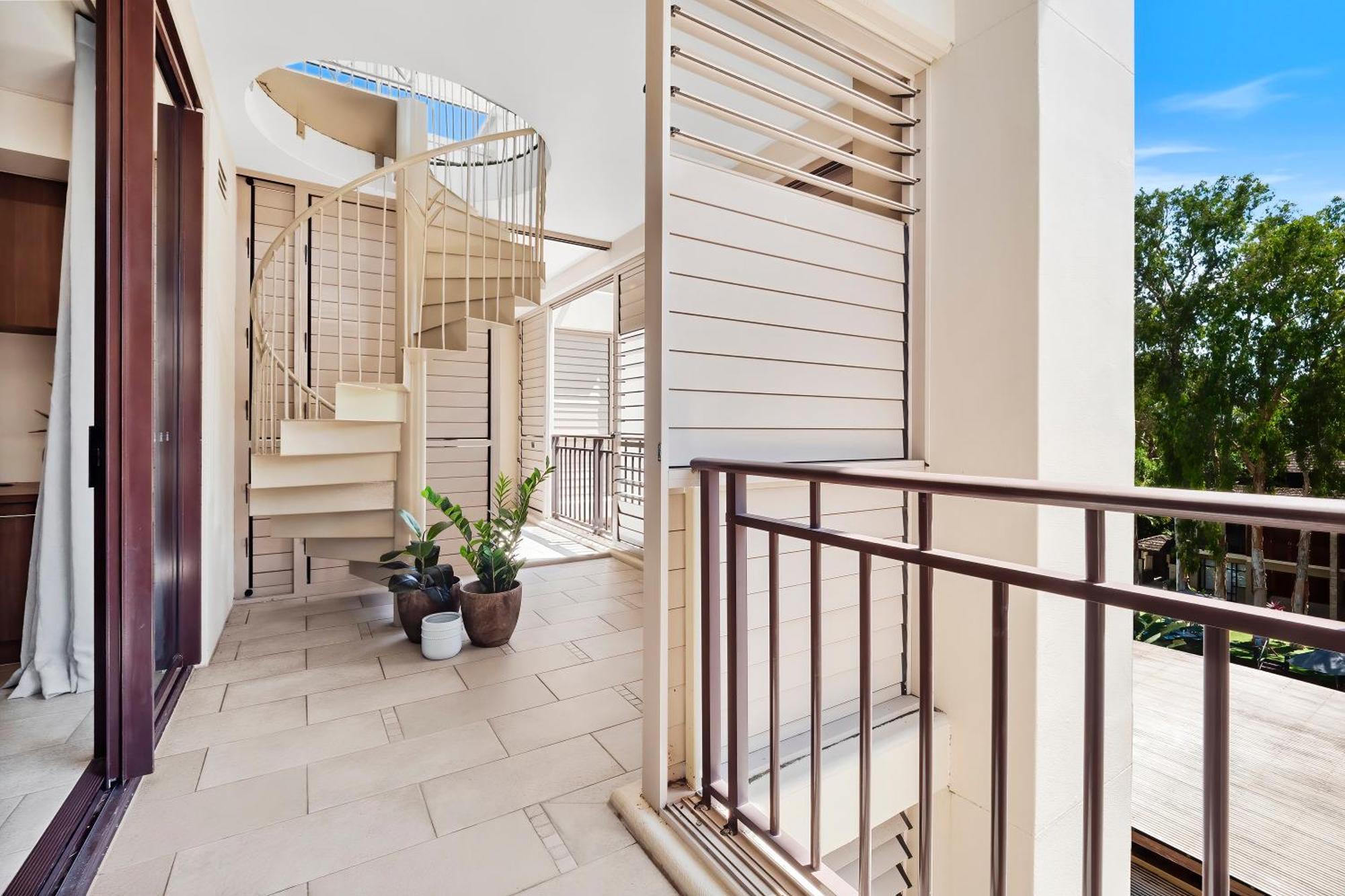 Private Apartments In The Temple Beachfront Resort Palm Cove Ruang foto