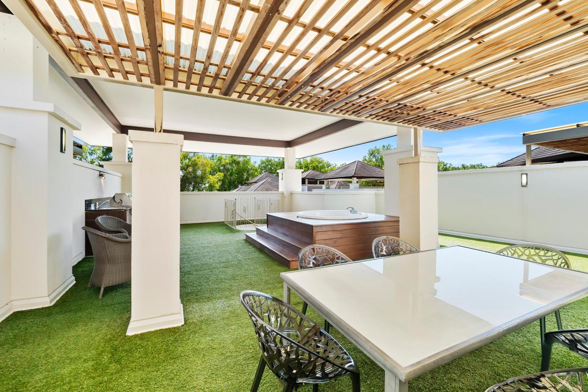Private Apartments In The Temple Beachfront Resort Palm Cove Ruang foto