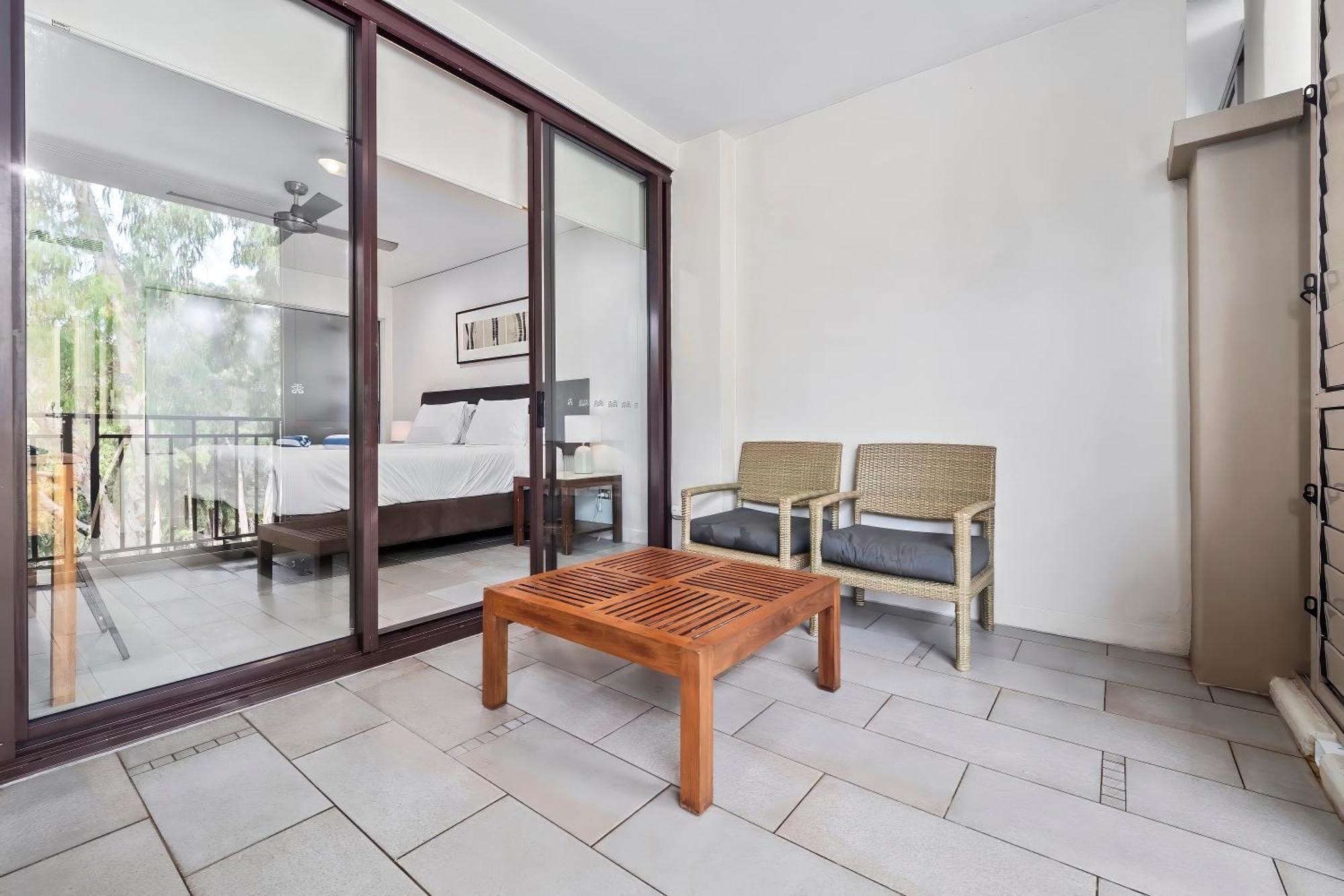 Private Apartments In The Temple Beachfront Resort Palm Cove Ruang foto