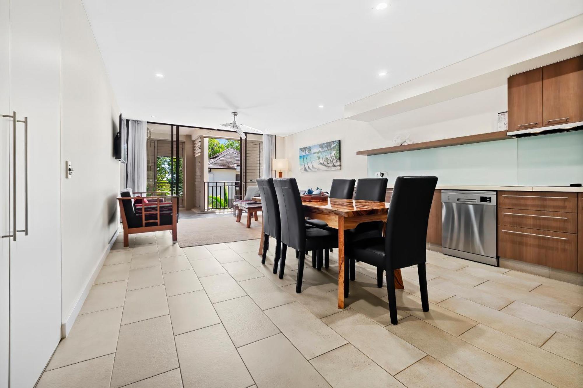 Private Apartments In The Temple Beachfront Resort Palm Cove Ruang foto