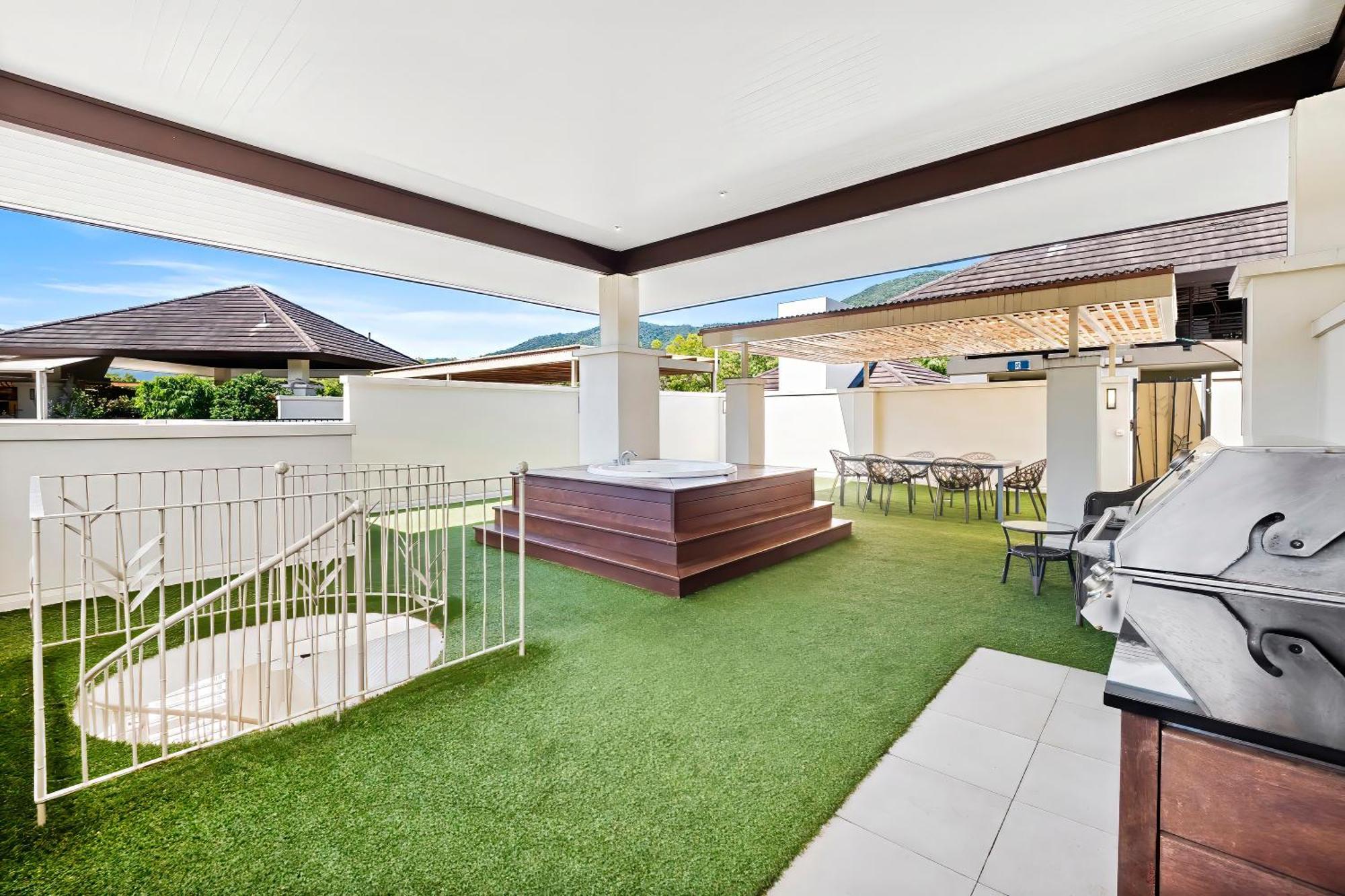 Private Apartments In The Temple Beachfront Resort Palm Cove Ruang foto