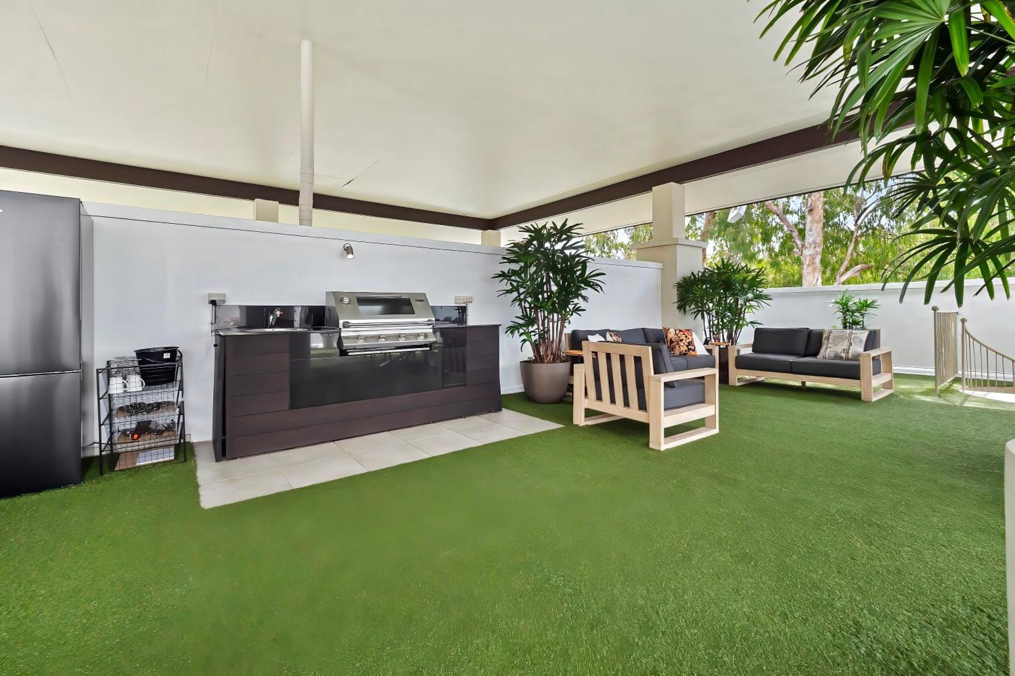 Private Apartments In The Temple Beachfront Resort Palm Cove Ruang foto