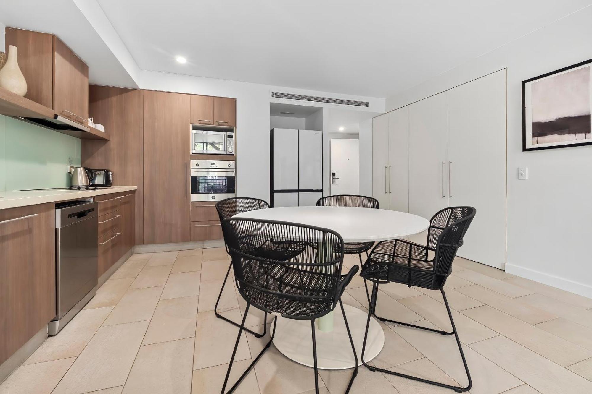 Private Apartments In The Temple Beachfront Resort Palm Cove Ruang foto