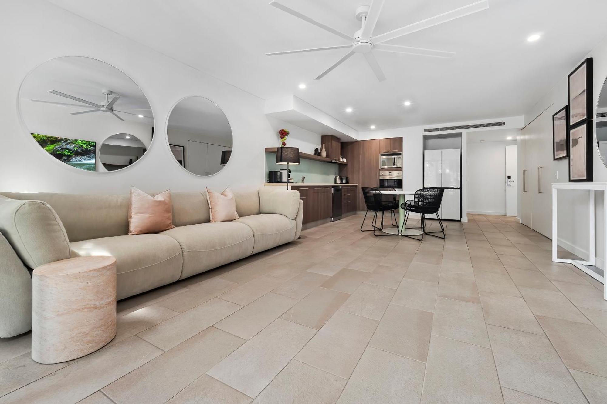 Private Apartments In The Temple Beachfront Resort Palm Cove Ruang foto