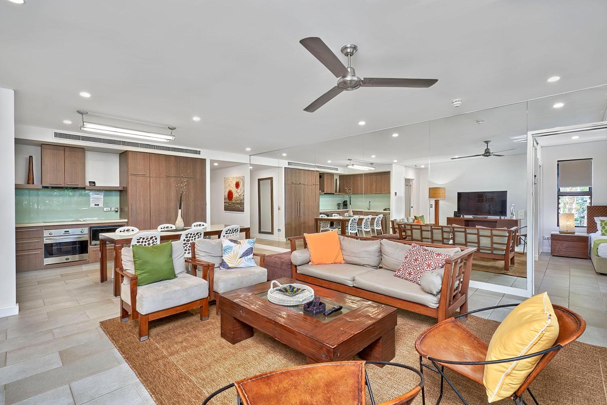 Private Apartments In The Temple Beachfront Resort Palm Cove Ruang foto