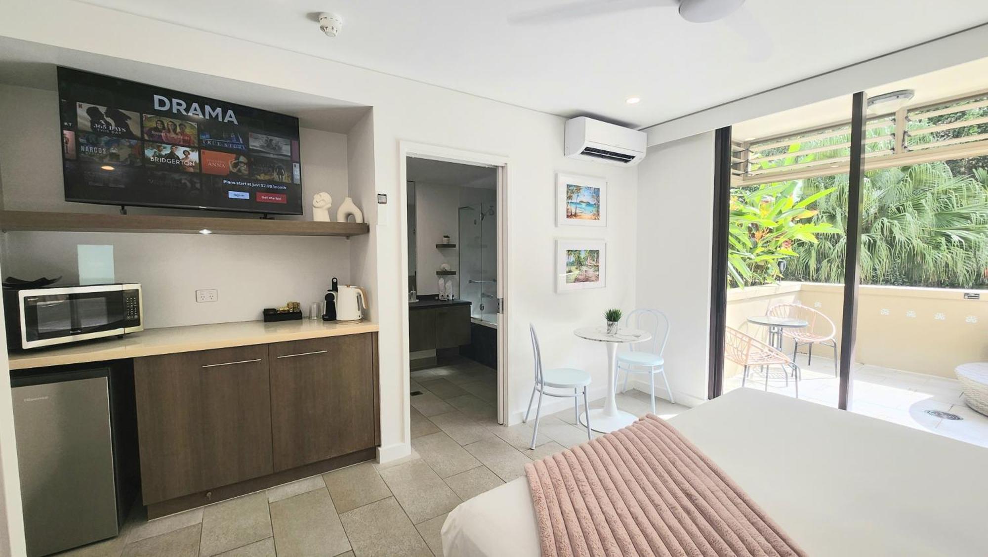 Private Apartments In The Temple Beachfront Resort Palm Cove Ruang foto