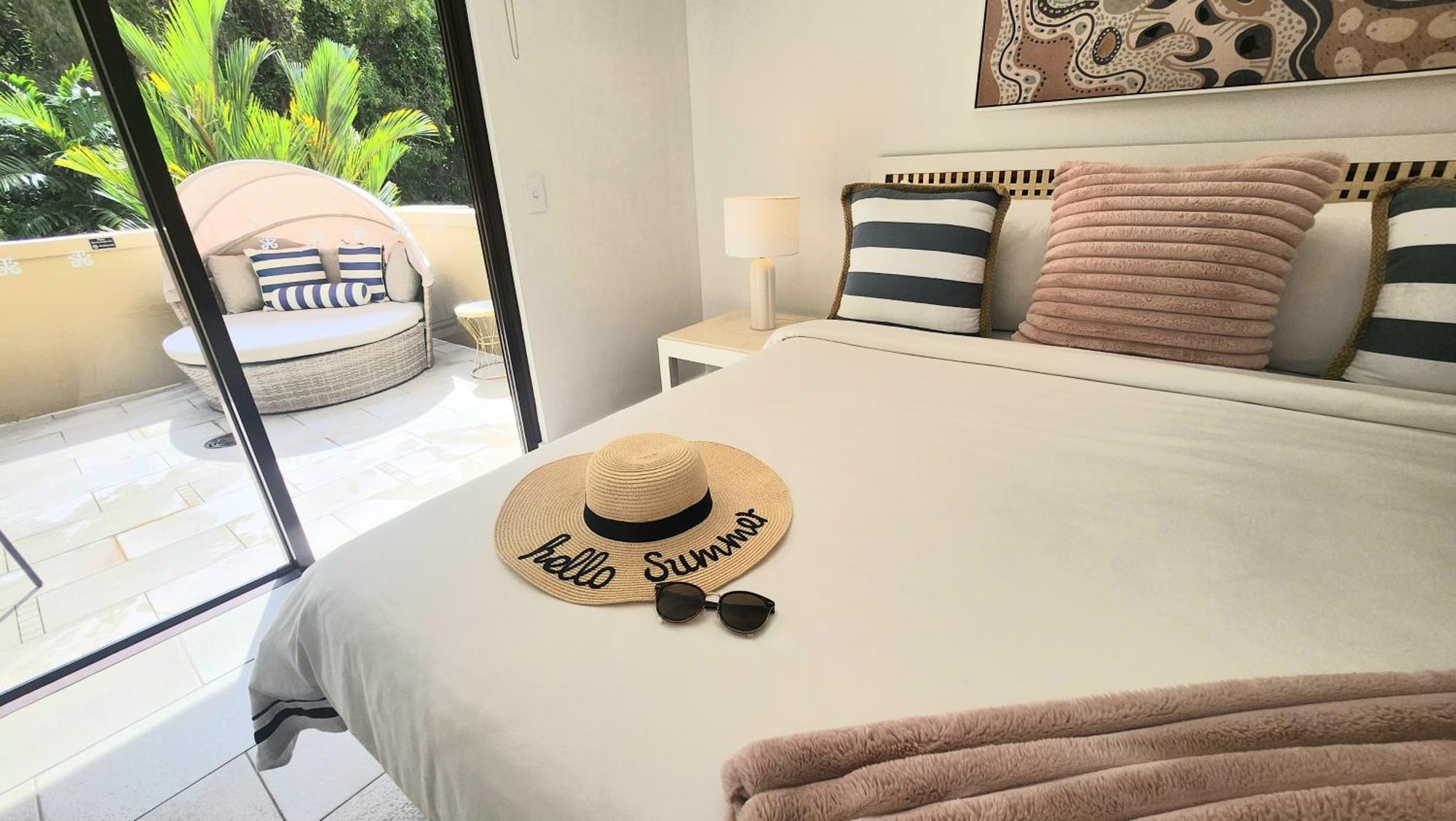 Private Apartments In The Temple Beachfront Resort Palm Cove Ruang foto
