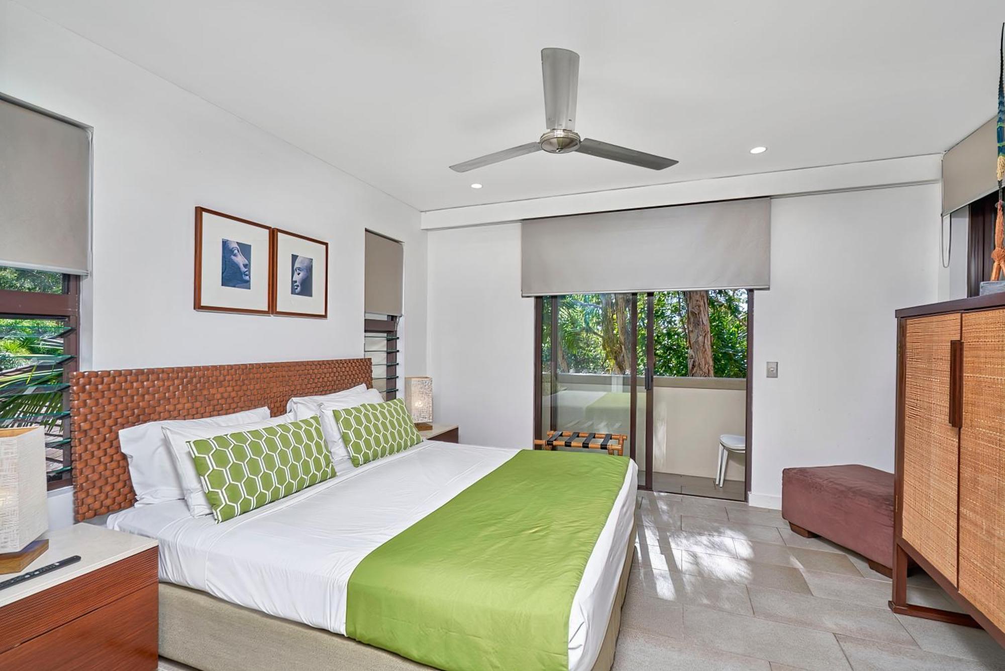Private Apartments In The Temple Beachfront Resort Palm Cove Ruang foto