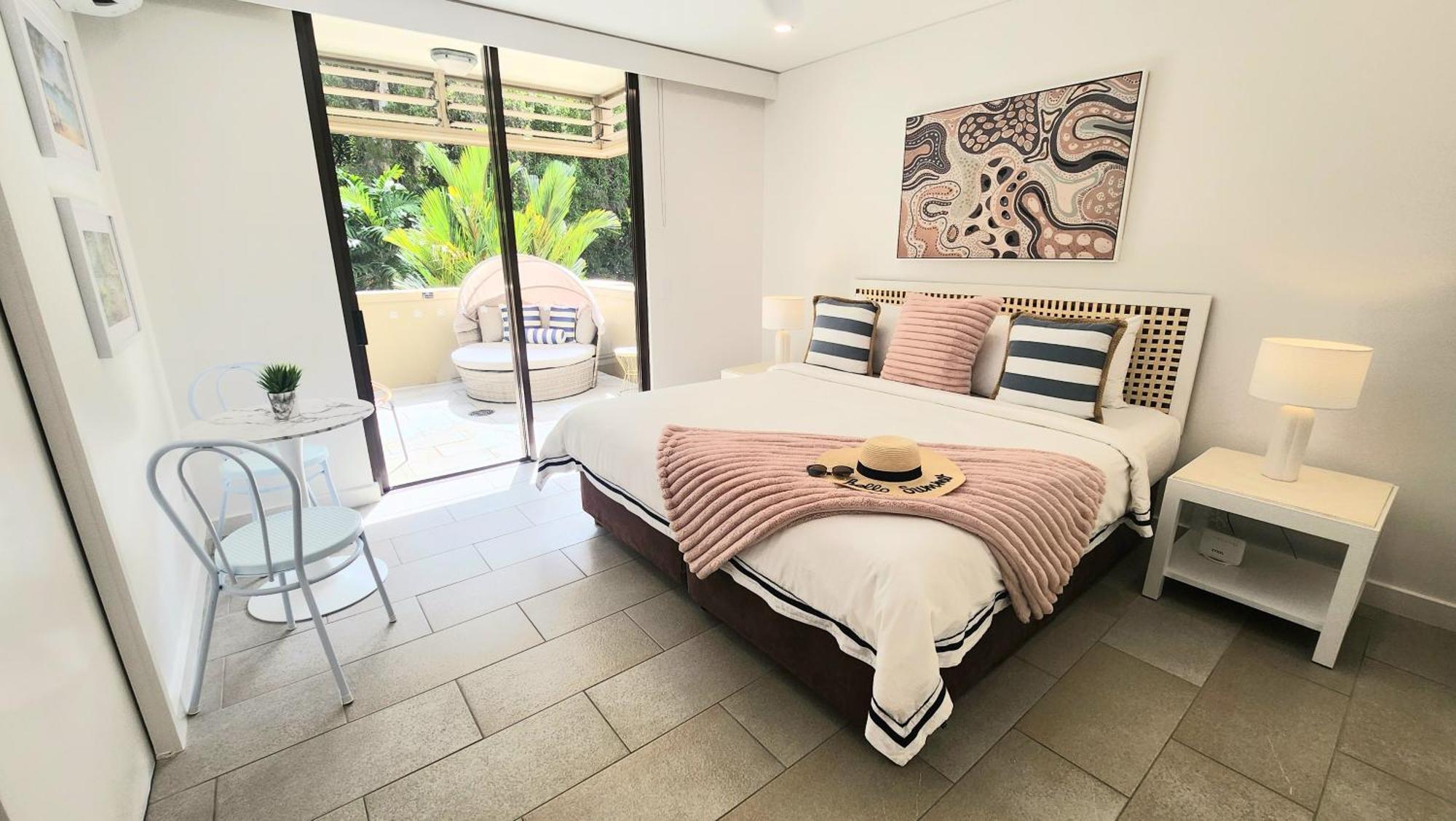 Private Apartments In The Temple Beachfront Resort Palm Cove Ruang foto