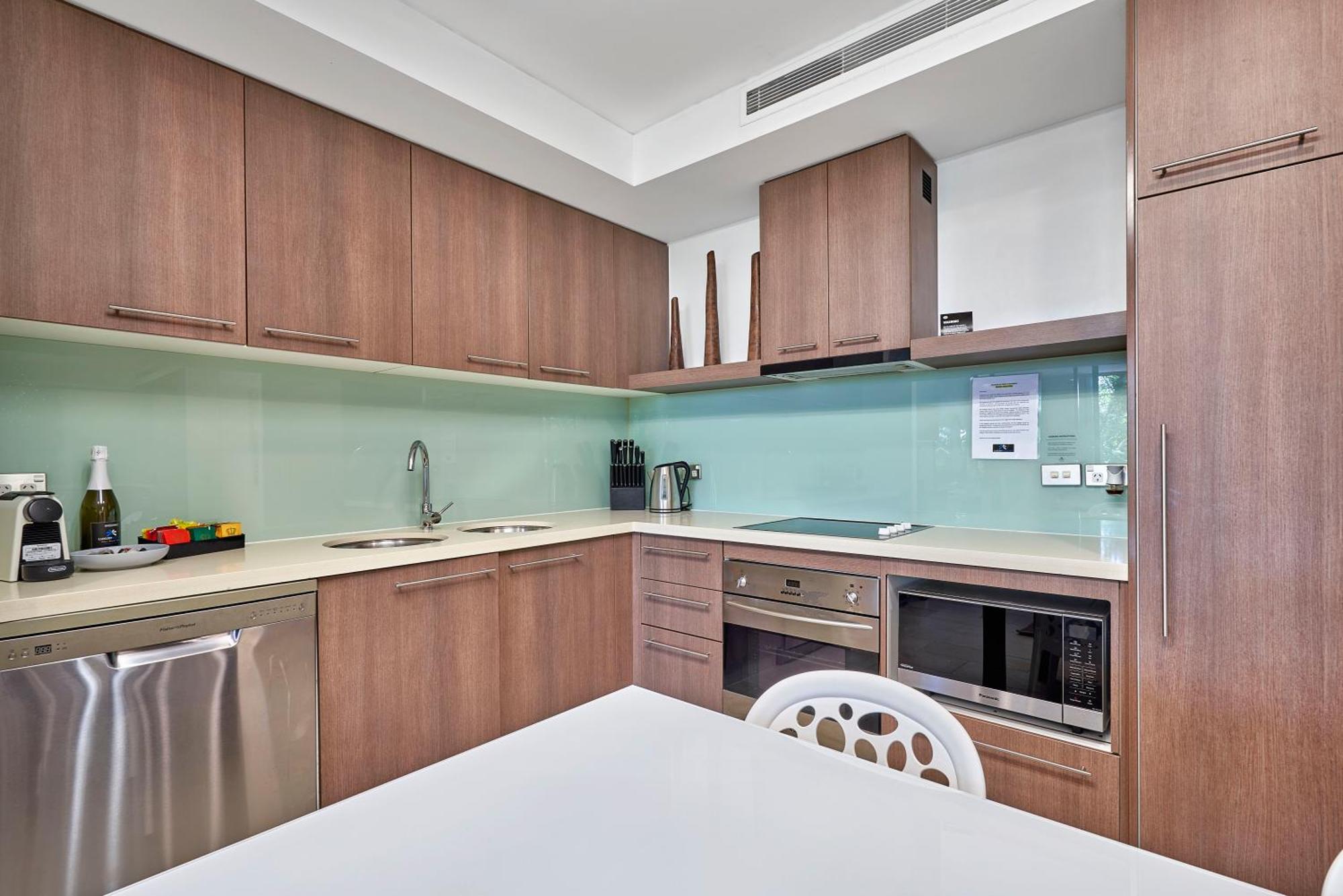 Private Apartments In The Temple Beachfront Resort Palm Cove Ruang foto