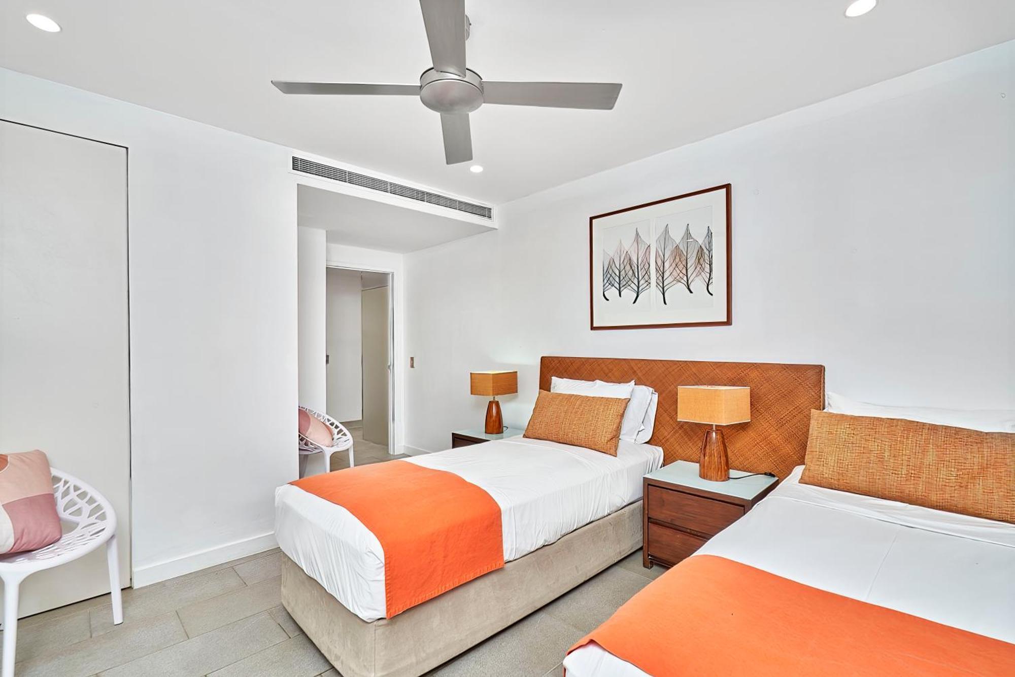 Private Apartments In The Temple Beachfront Resort Palm Cove Ruang foto