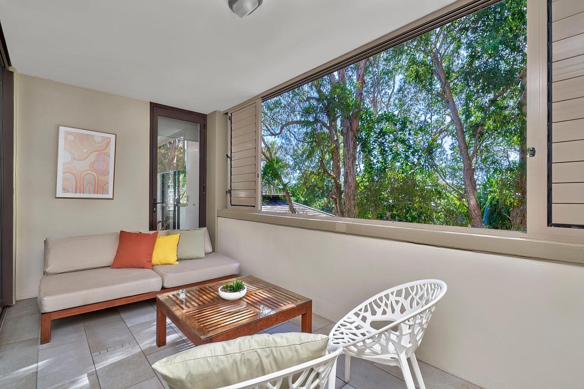 Private Apartments In The Temple Beachfront Resort Palm Cove Ruang foto